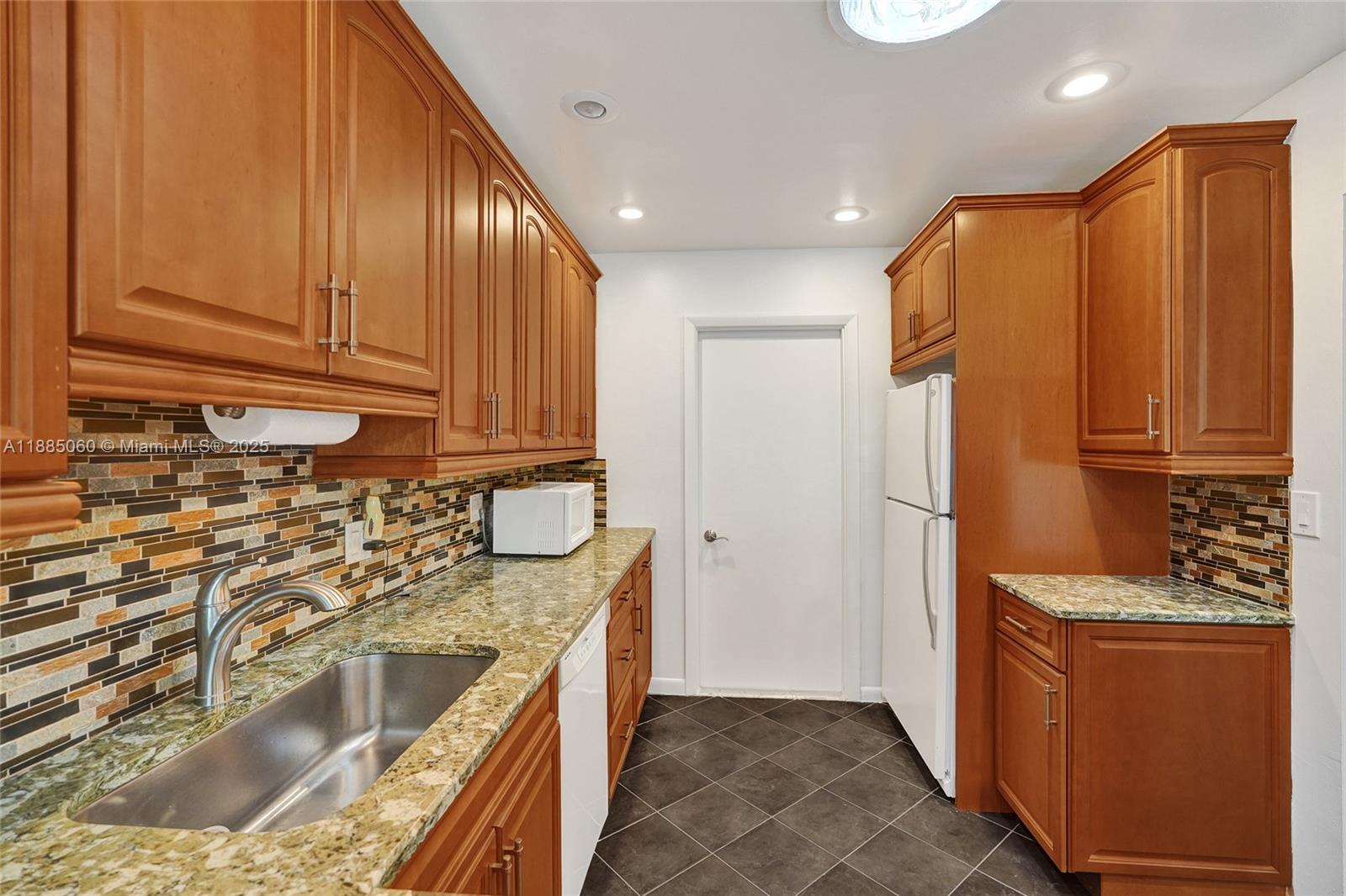 GOLDEN LAKES VILLAGE COND - Residential Lease