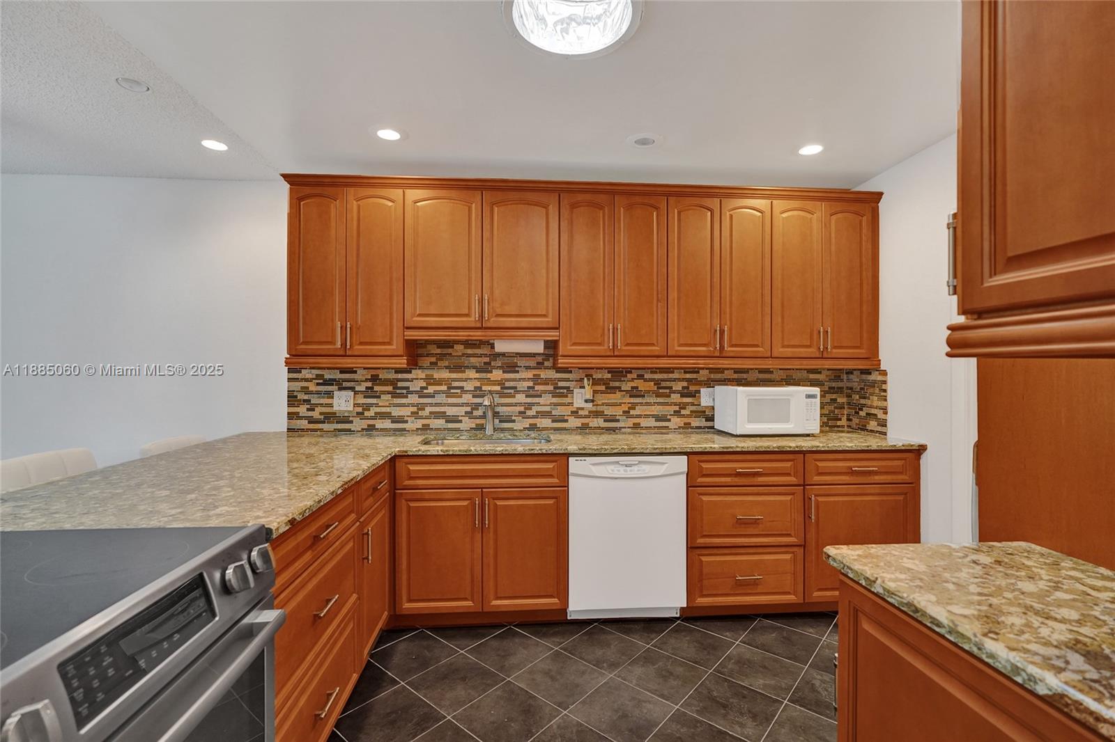 GOLDEN LAKES VILLAGE COND - Residential Lease
