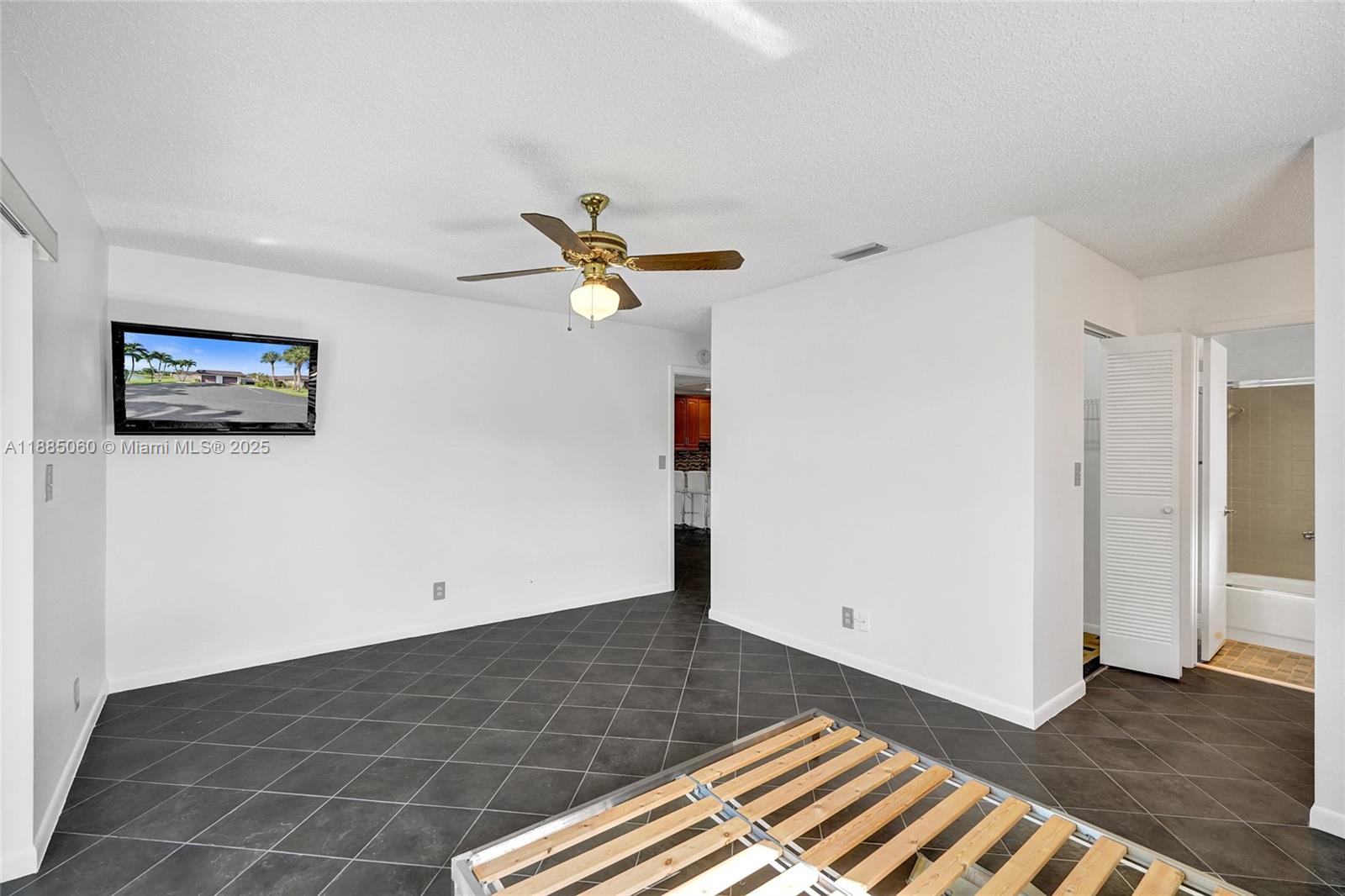GOLDEN LAKES VILLAGE COND - Residential Lease