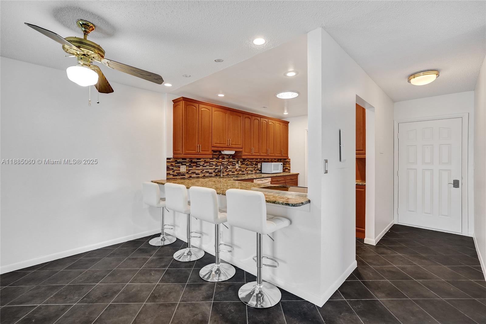 GOLDEN LAKES VILLAGE COND - Residential Lease