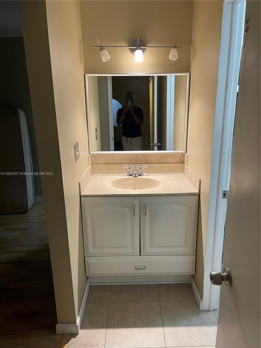 PLANTATION CLUB B CONDO - Residential