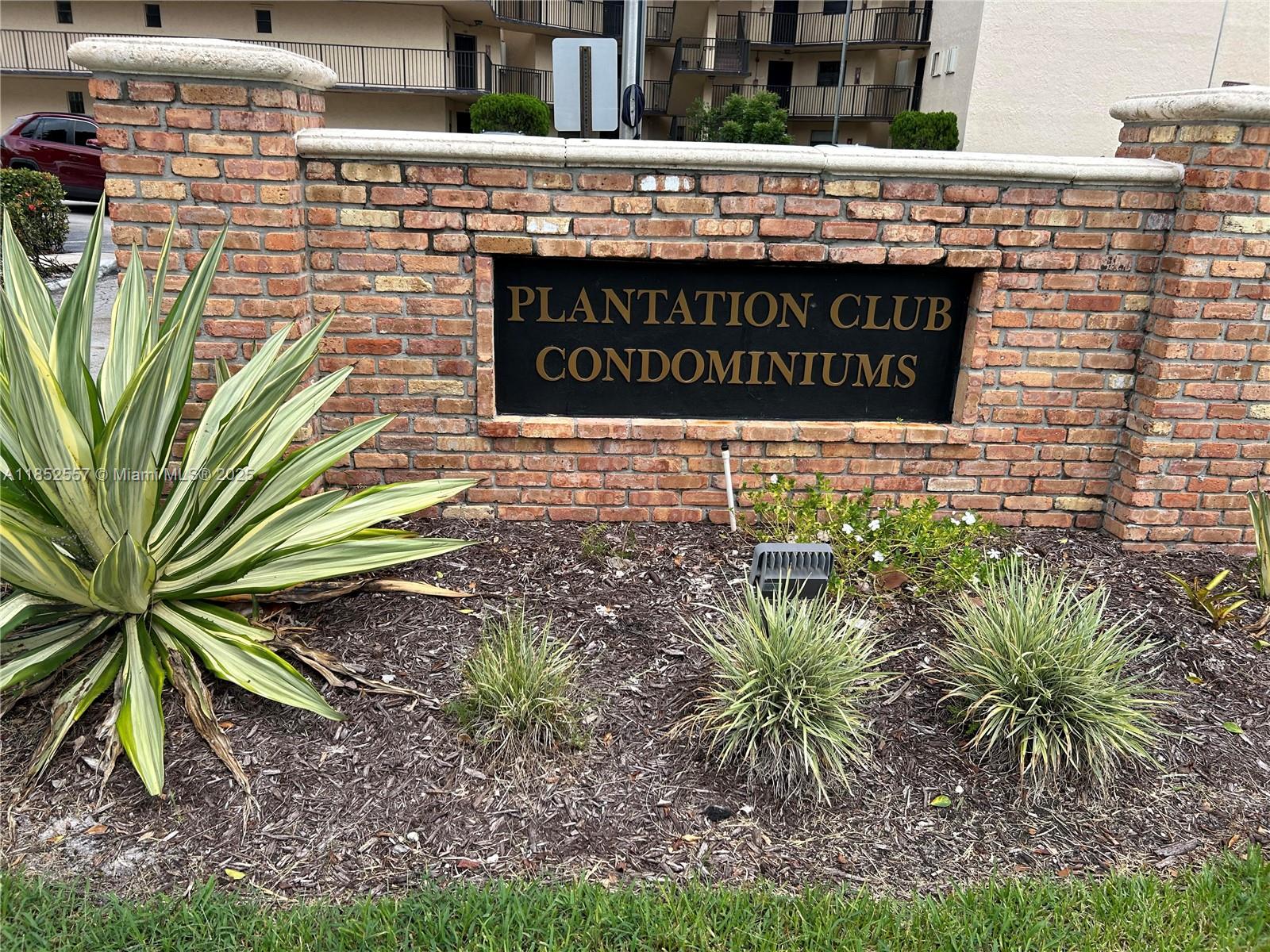 Perfectly situated 1 bedroom 1.5 bath condo in the heart of Plantation. Property is just across the street from Publix, restaurants and a multiple array of shops. Minutes from Florida Turnpike and Hwy 595. Easy to show. Owner looking for a quick sale .