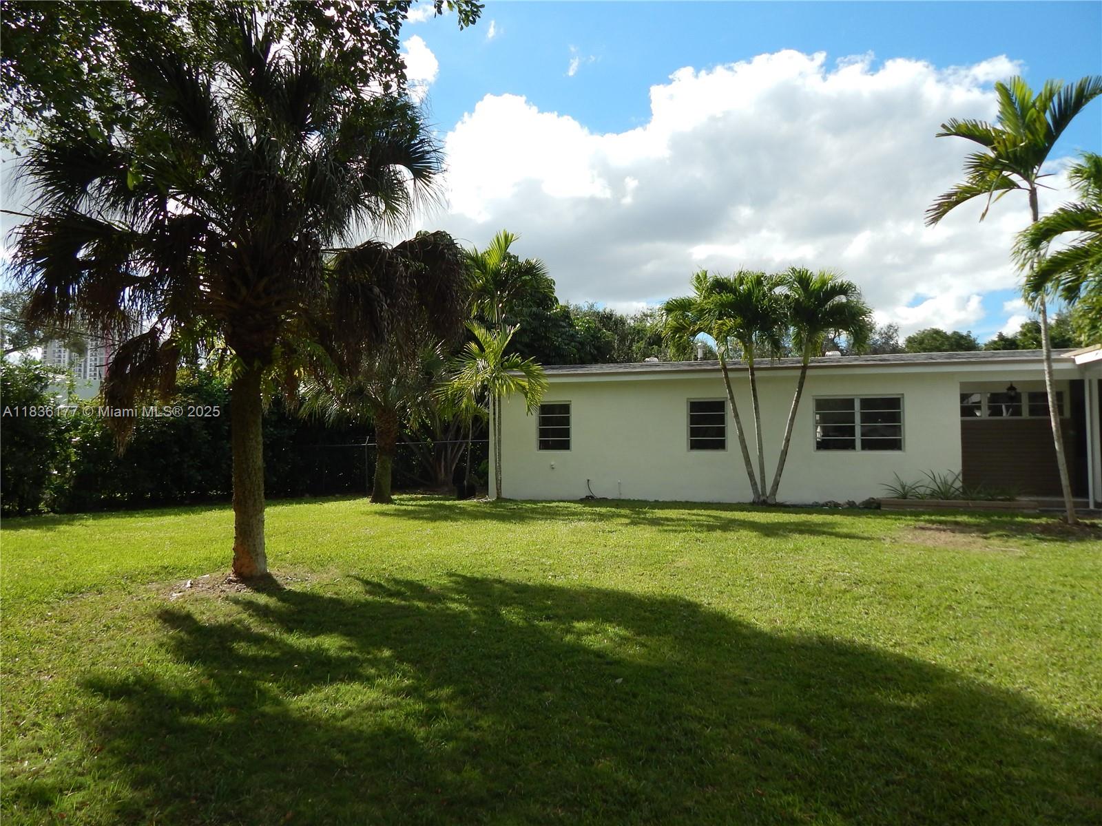 Newly remodeled 4b/2b house in a 1 acre lot at walking distance from Dadeland Mall. Few minutes away from the University of Miami. Beautiful landscaping filled with oaks and fruit trees. Water and landscaping are included with the rent.
