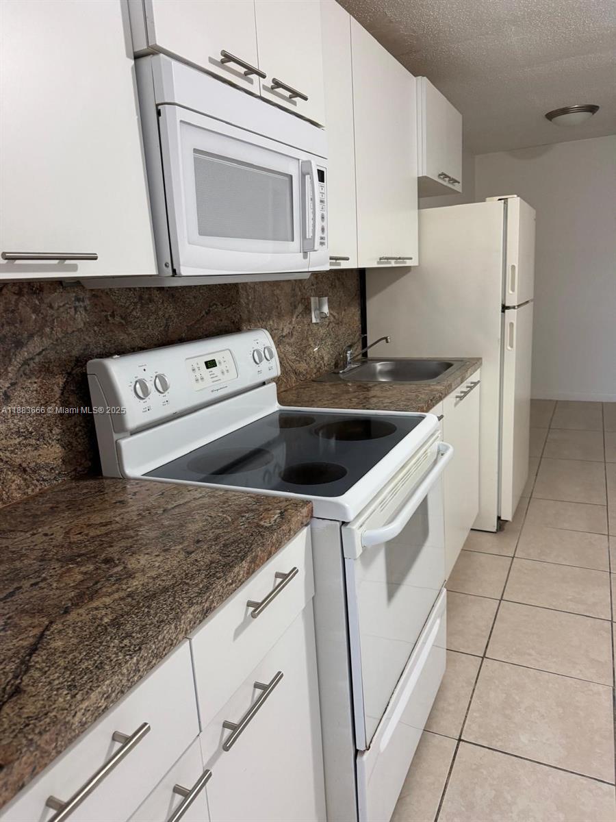 HOLLYWOOD LITTLE RANCHES - Residential Lease