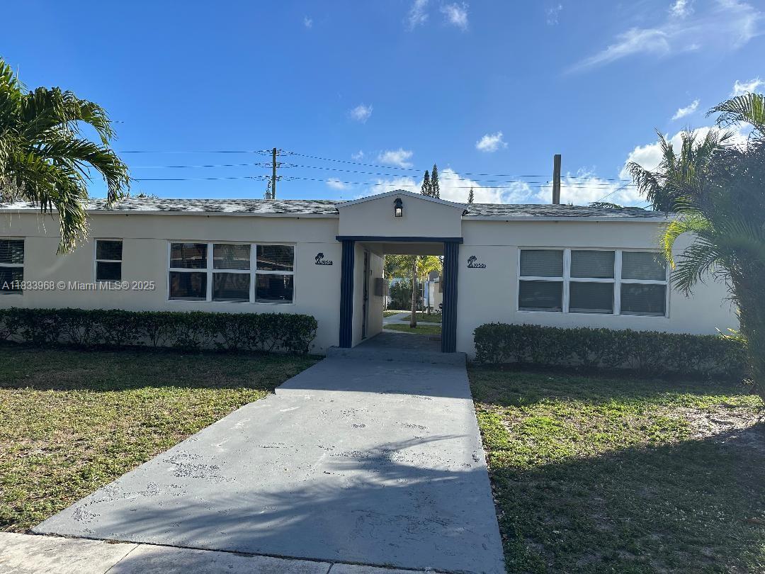 Great Studio located in historic Hollywood area. Unit was updated, new laminated flooring, nice kitchen and bath. Rapid approval and ready for occupancy. Property is located close to major ways, entertaining and Beach.