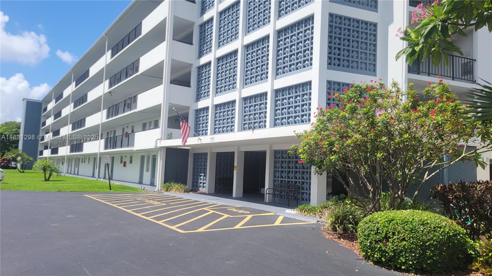 HILLCREST COUNTRY CLUB NO - Residential Lease