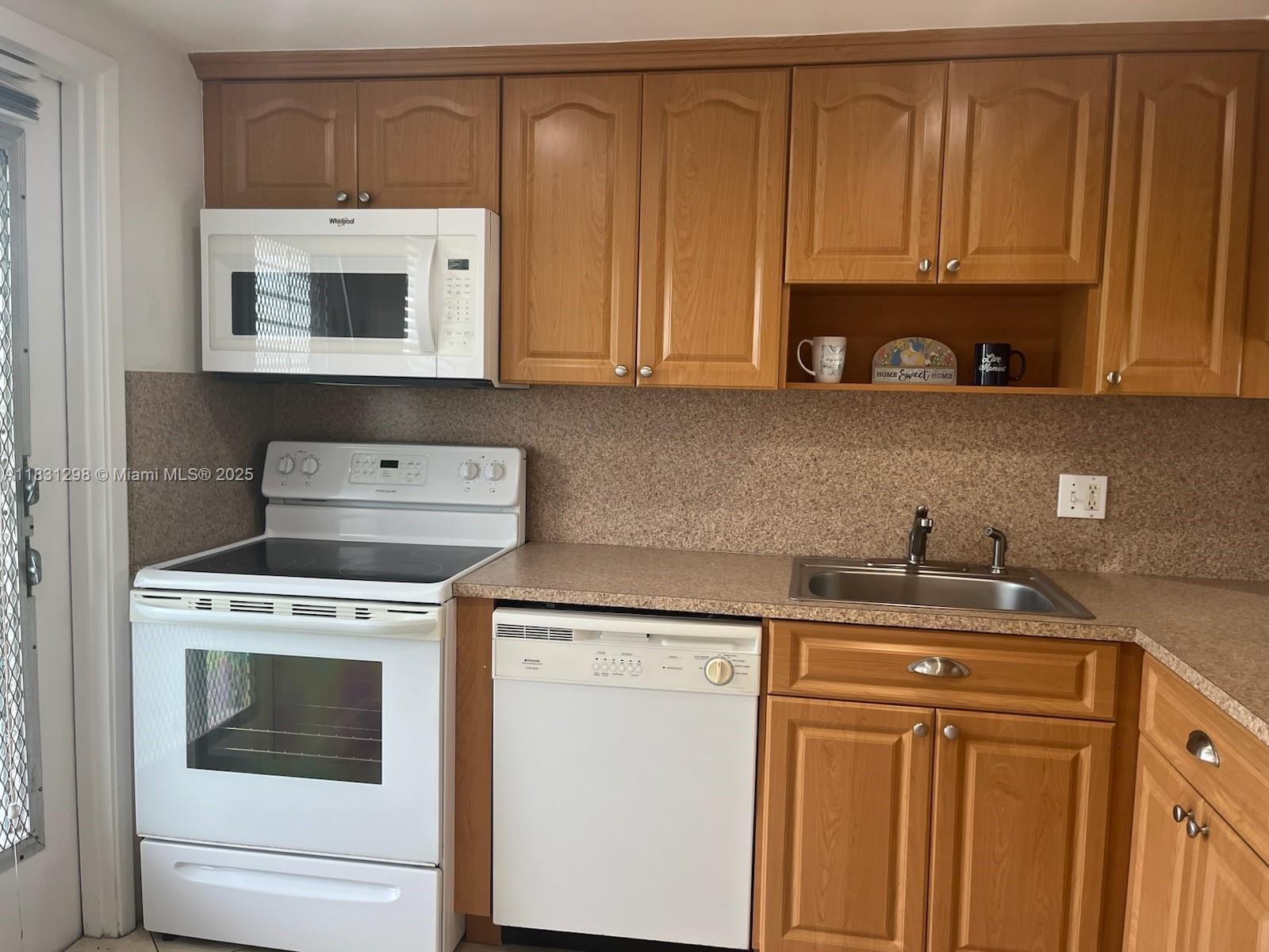 HILLCREST COUNTRY CLUB NO - Residential Lease