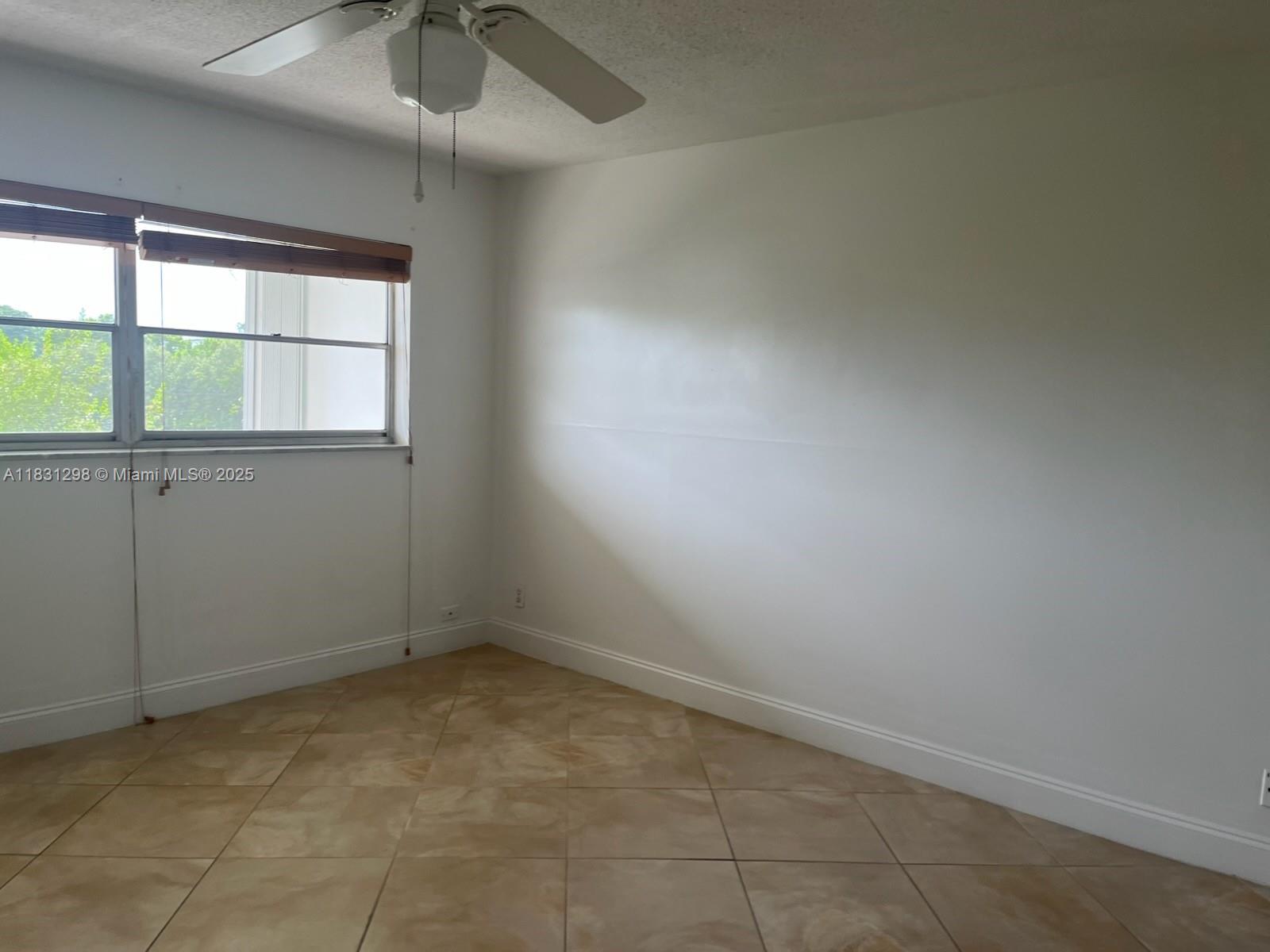 HILLCREST COUNTRY CLUB NO - Residential Lease