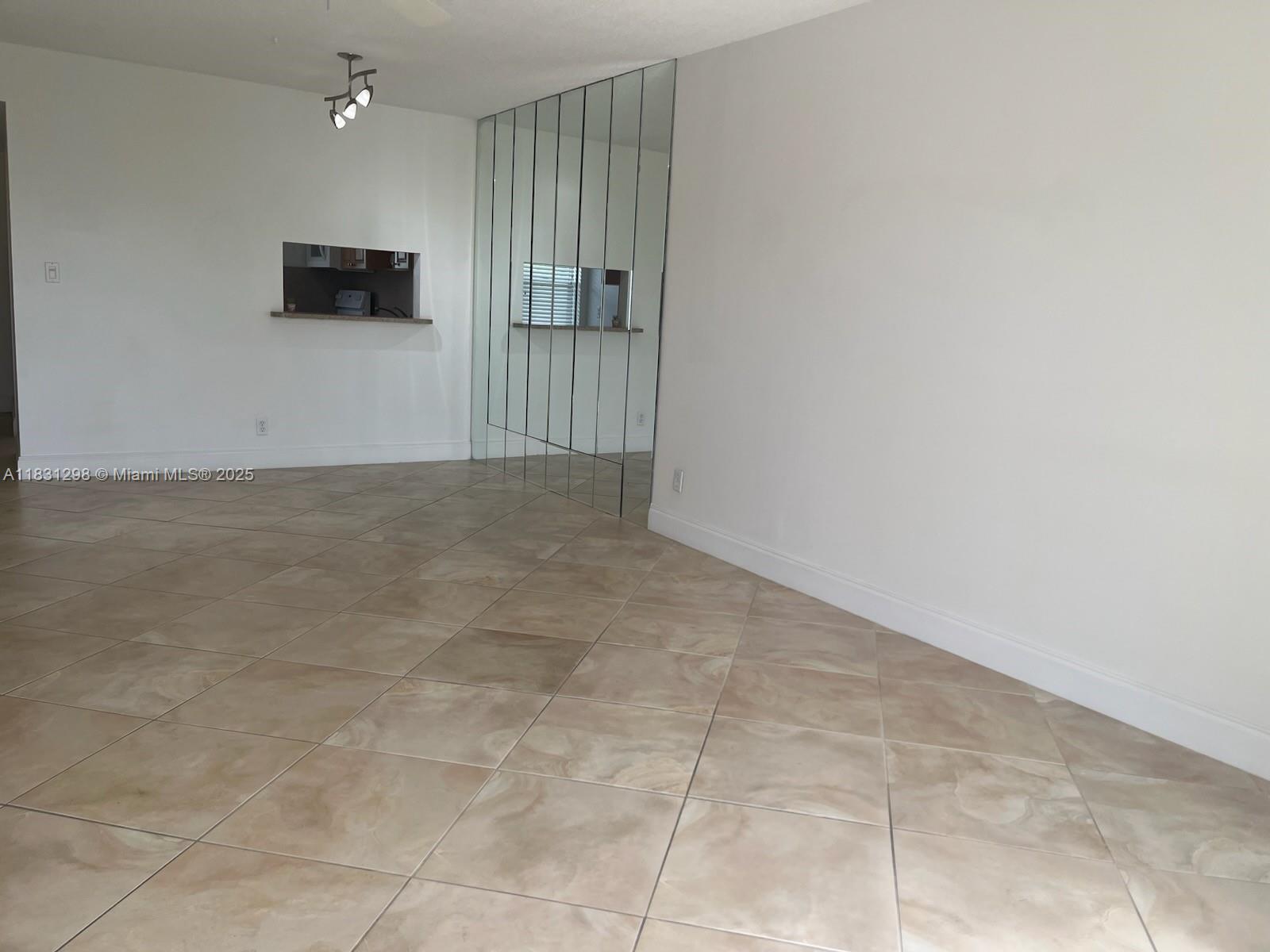 HILLCREST COUNTRY CLUB NO - Residential Lease