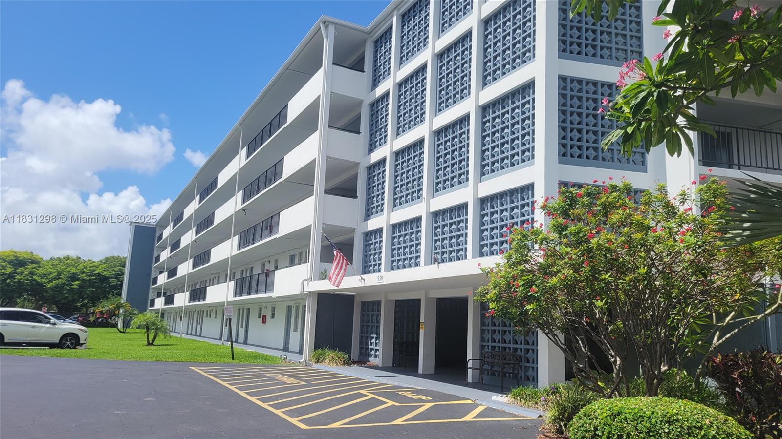 HILLCREST COUNTRY CLUB NO - Residential Lease