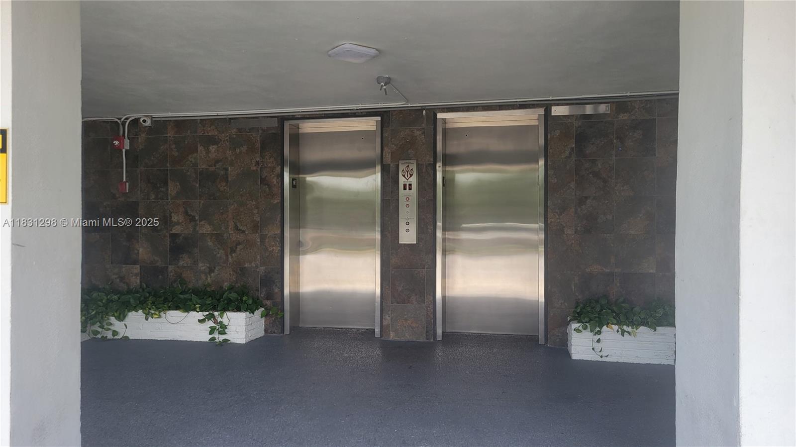 HILLCREST COUNTRY CLUB NO - Residential Lease