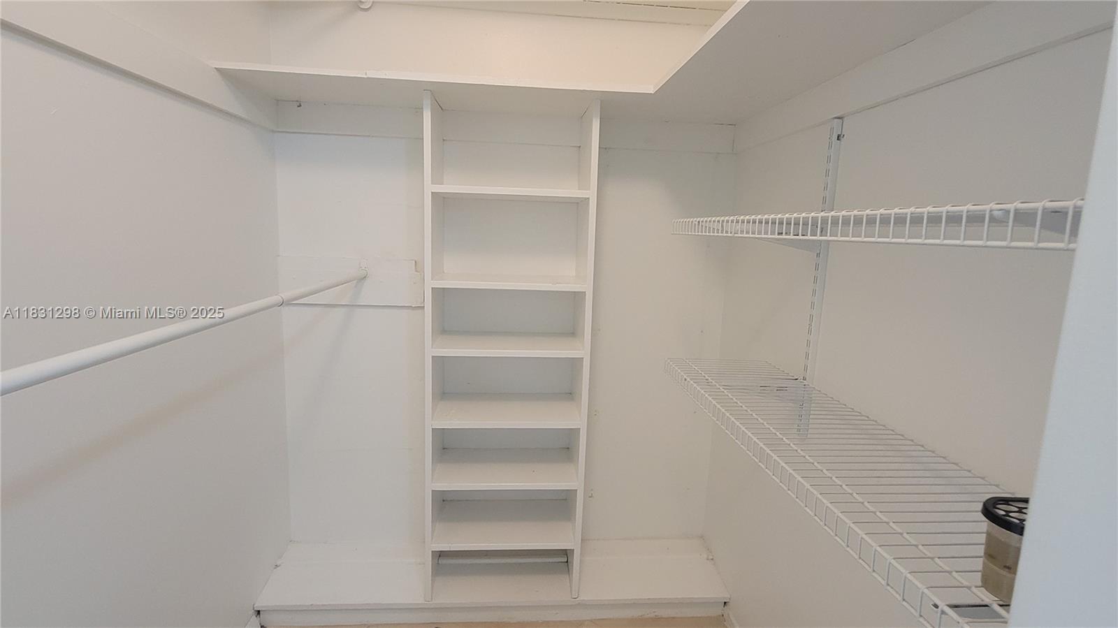 HILLCREST COUNTRY CLUB NO - Residential Lease