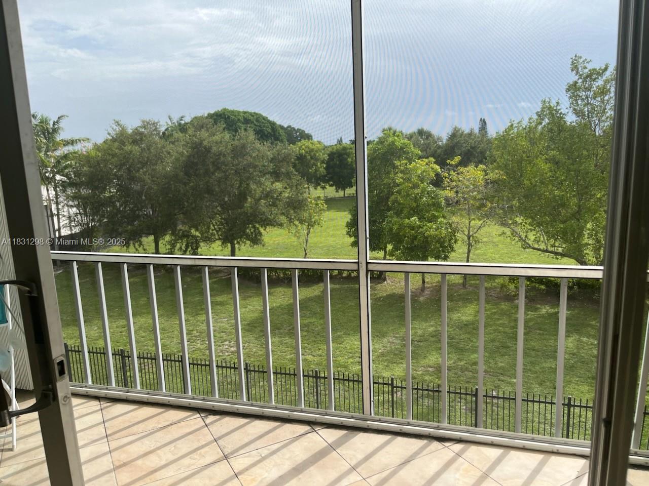 HILLCREST COUNTRY CLUB NO - Residential Lease