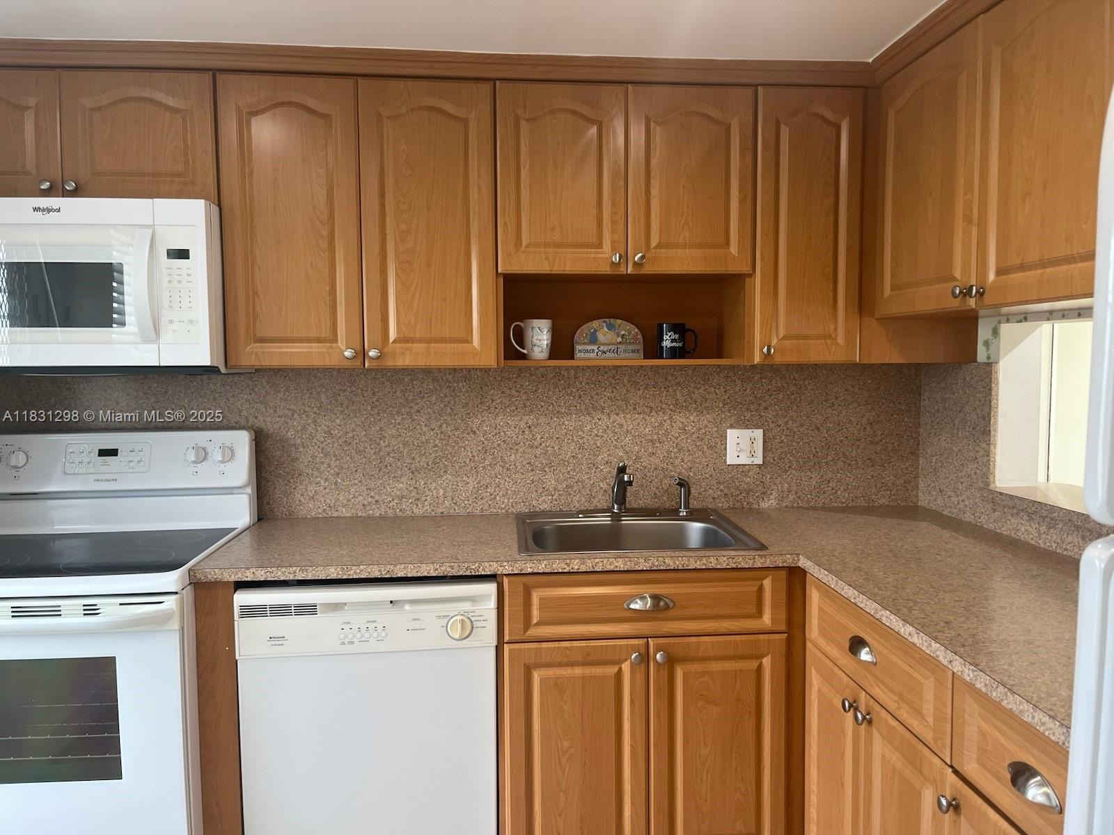 HILLCREST COUNTRY CLUB NO - Residential Lease