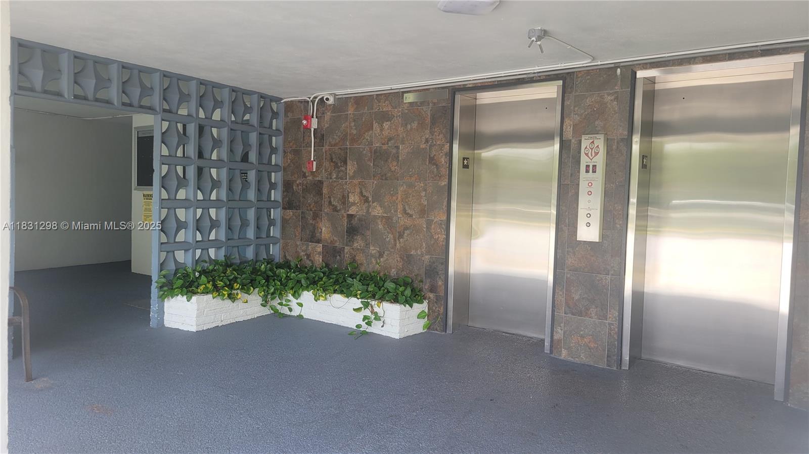 HILLCREST COUNTRY CLUB NO - Residential Lease