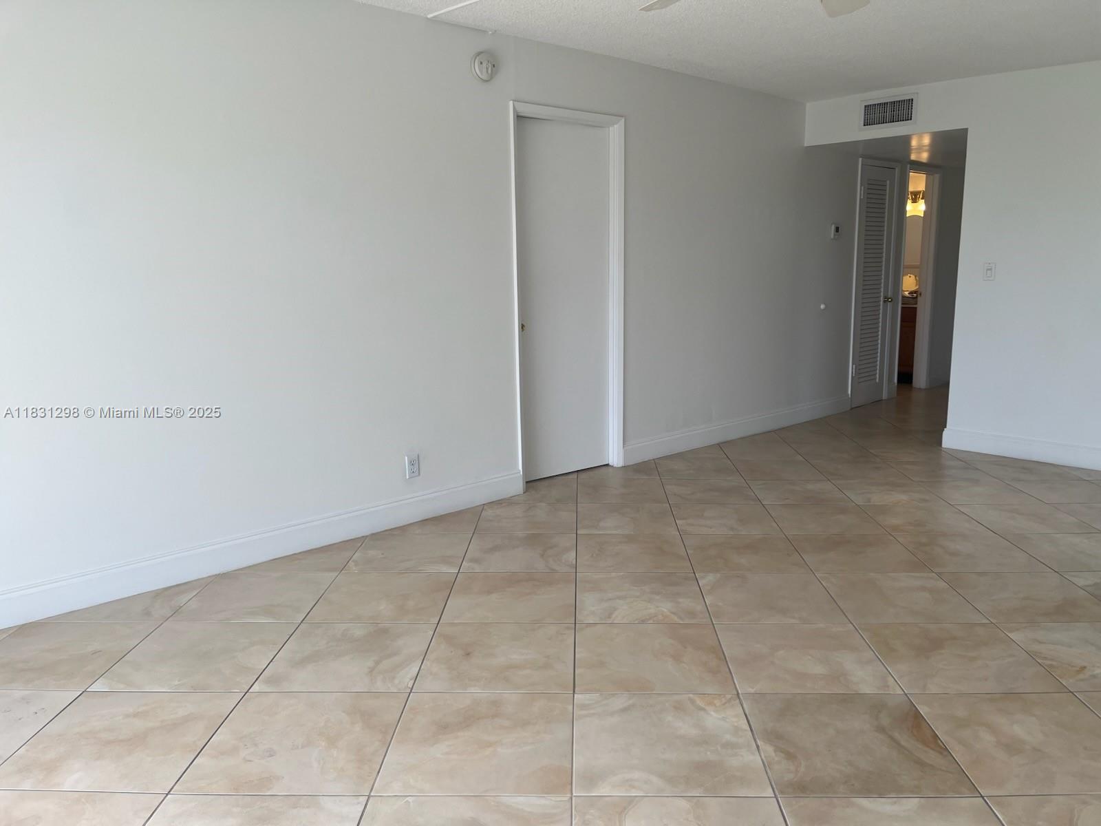 HILLCREST COUNTRY CLUB NO - Residential Lease