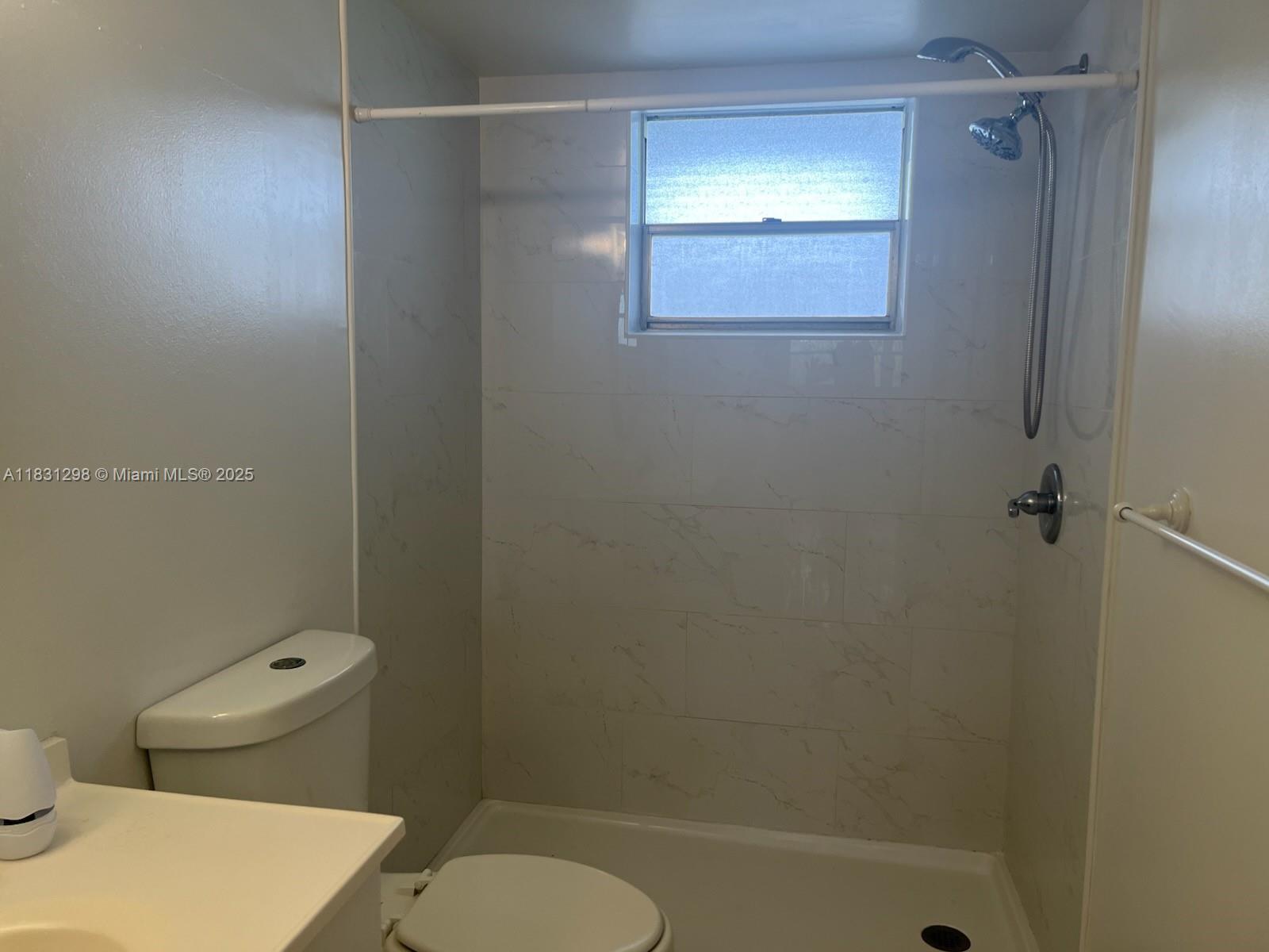 HILLCREST COUNTRY CLUB NO - Residential Lease