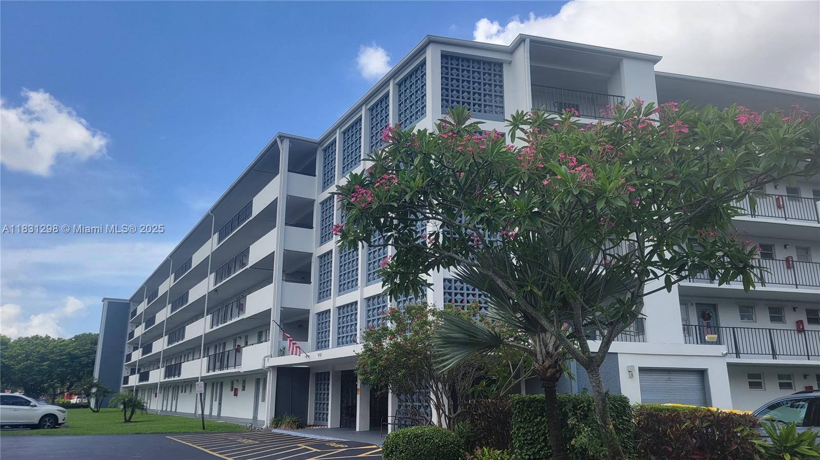 HILLCREST COUNTRY CLUB NO - Residential Lease