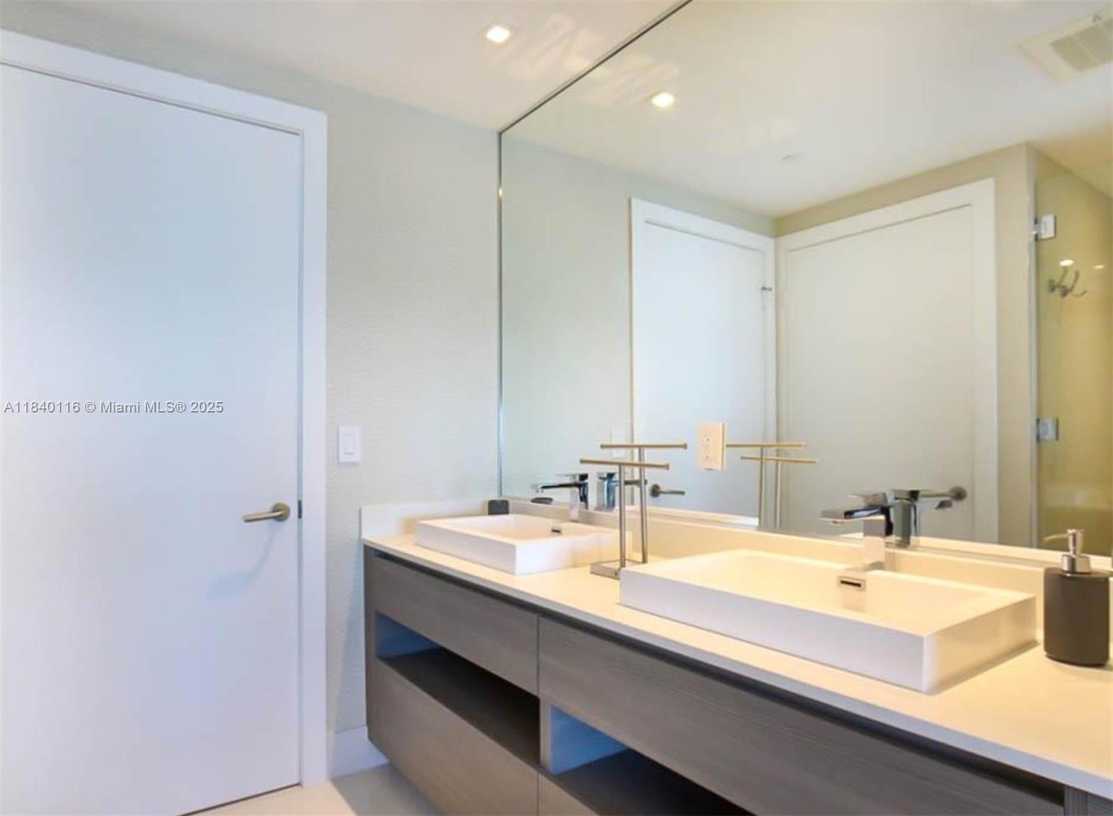 ICON BAY CONDO - Residential Lease