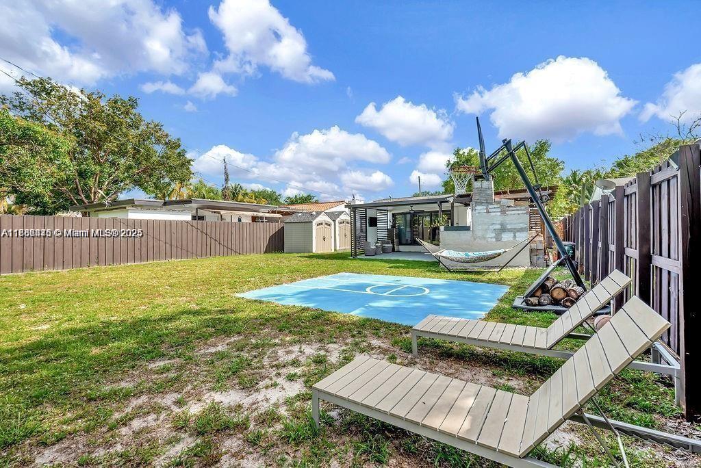 HOLLYWOOD LITTLE RANCHES - Residential