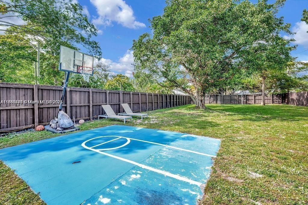 HOLLYWOOD LITTLE RANCHES - Residential