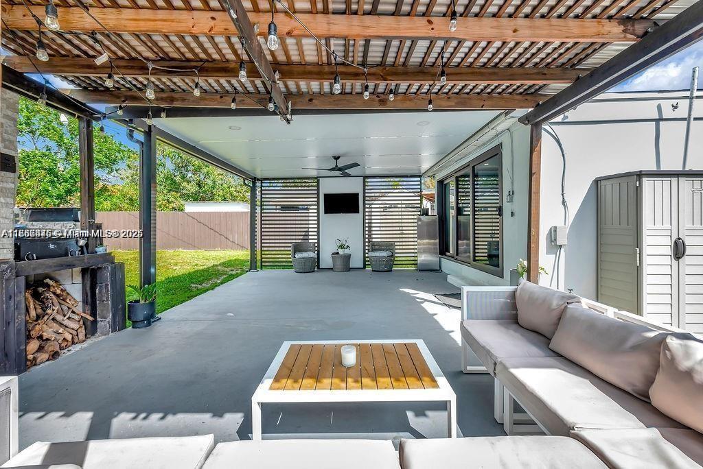 HOLLYWOOD LITTLE RANCHES - Residential