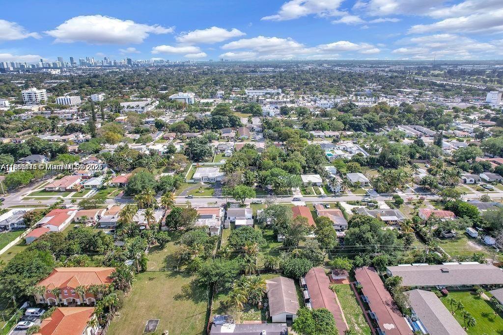 HOLLYWOOD LITTLE RANCHES - Residential