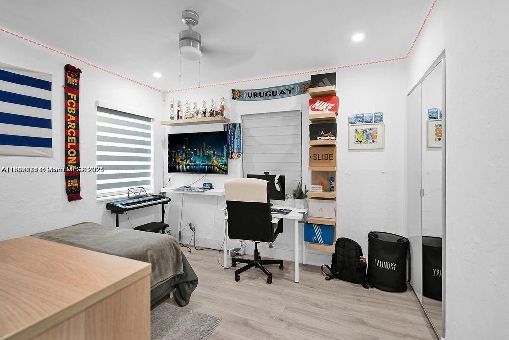 HOLLYWOOD LITTLE RANCHES - Residential