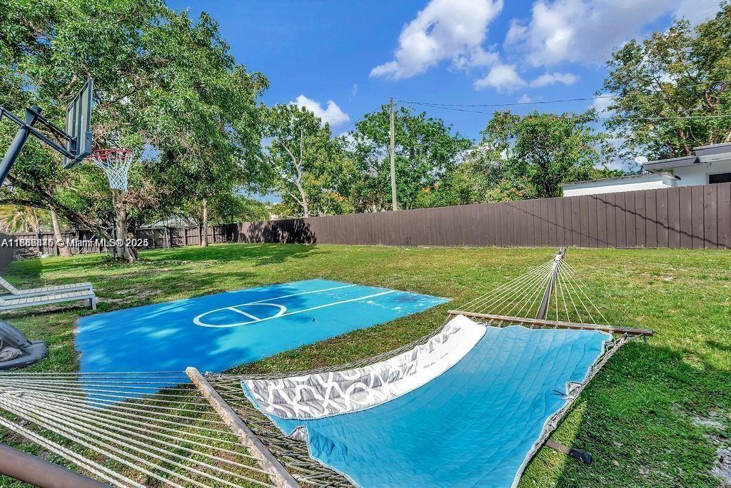 HOLLYWOOD LITTLE RANCHES - Residential