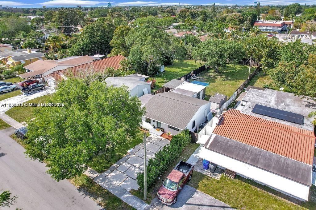 HOLLYWOOD LITTLE RANCHES - Residential