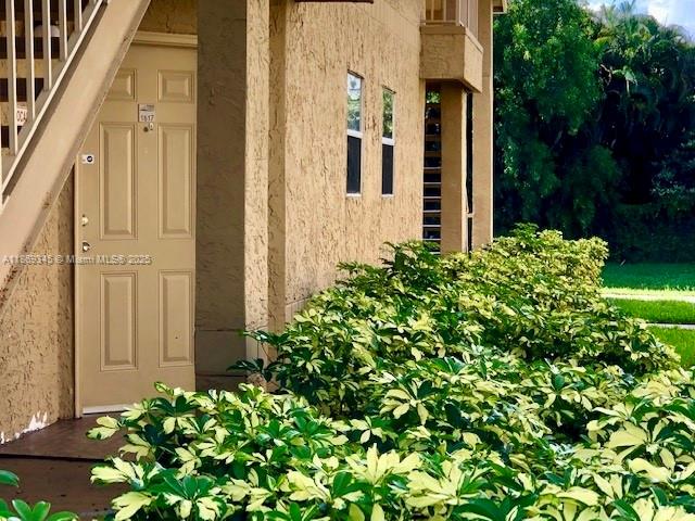 For rent 2 bedroom 1 bathroom spacious and bright unit in a beautiful community, Ponte Verde condominium West Palm Beach. The condo offers a pleasant experience where you have access to 2 swimming pools, clubhouse, tennis courts, fitness center and recreational areas. Located close to shopping centers, the airport, downtown, Palm Beach outlet, restaurants and more. Tenant occupied.