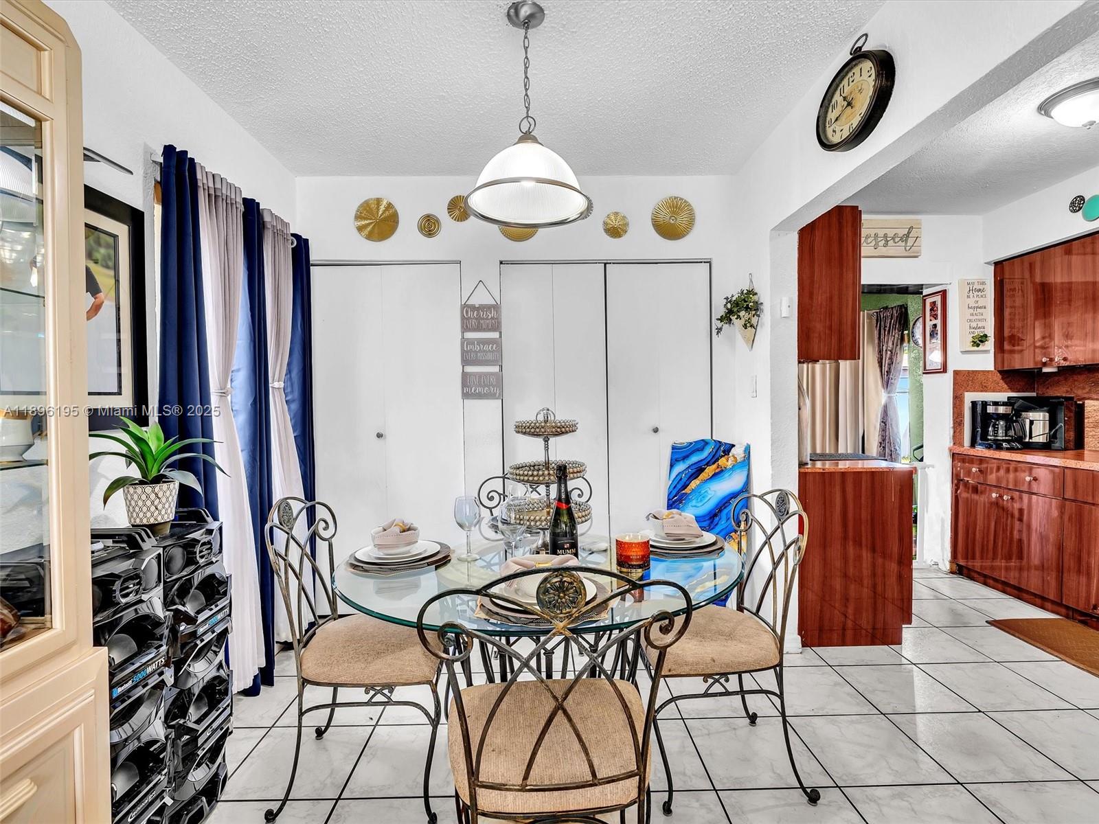 10055 NW 5th Ave, Unincorporated Dade, FL, 33150/$640,000 4 10055 NW 5th Ave
