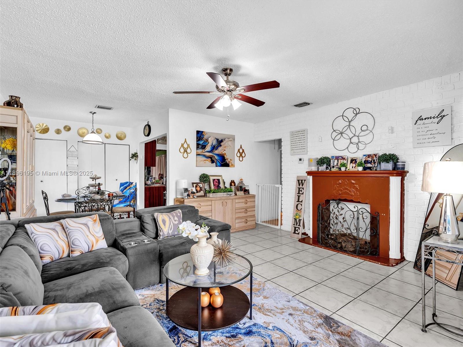 10055 NW 5th Ave, Unincorporated Dade, FL, 33150/$640,000 2 10055 NW 5th Ave