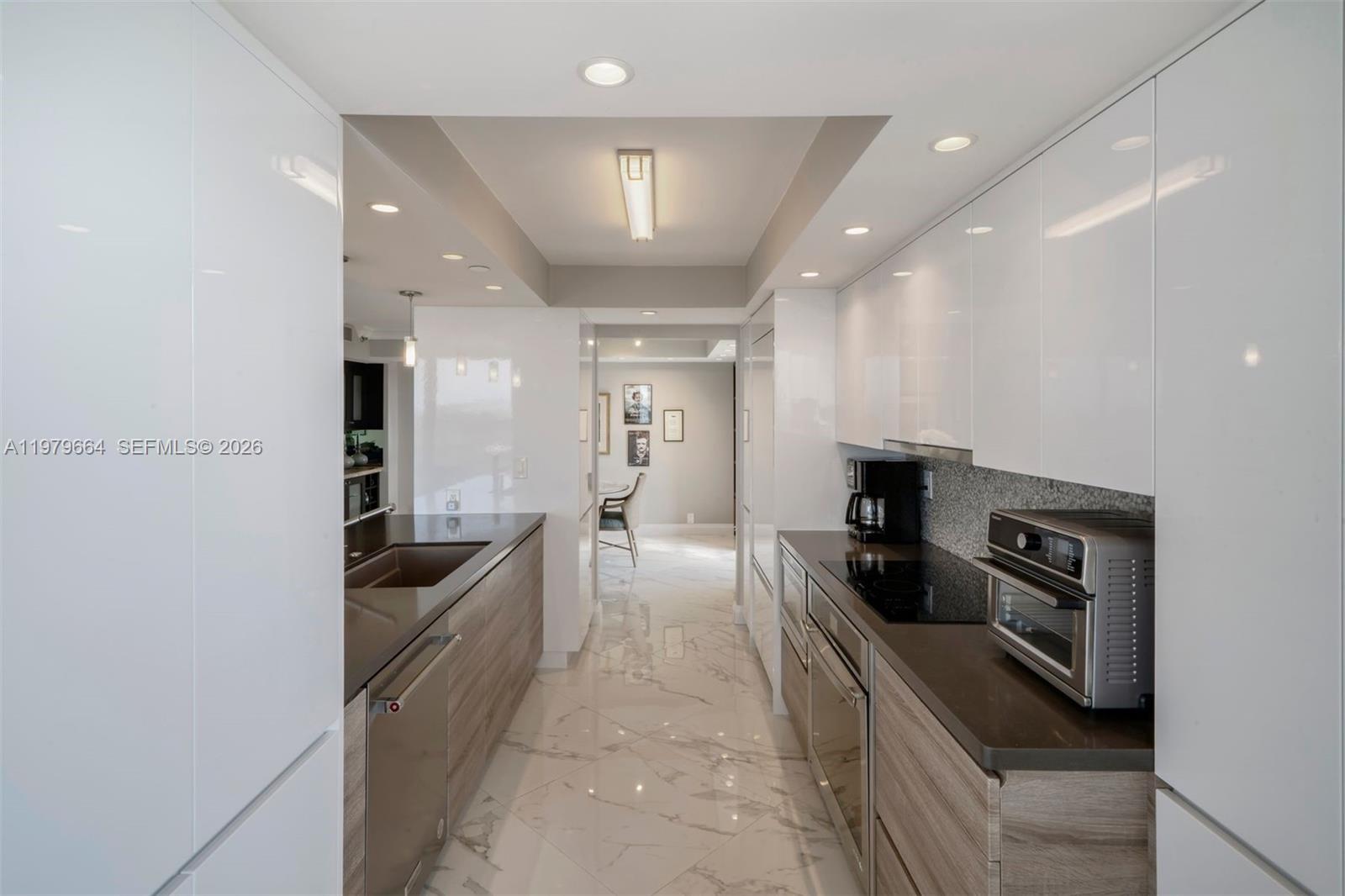 TOWERS OF QUAYSIDE CONDO - Residential