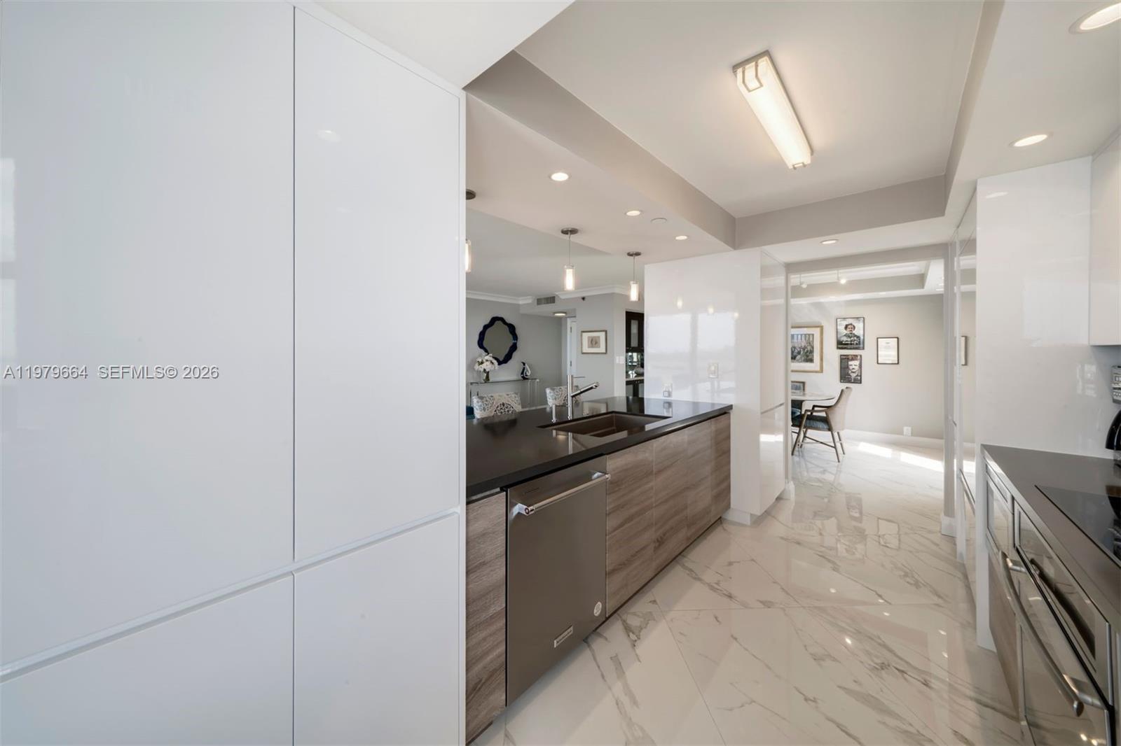 TOWERS OF QUAYSIDE CONDO - Residential