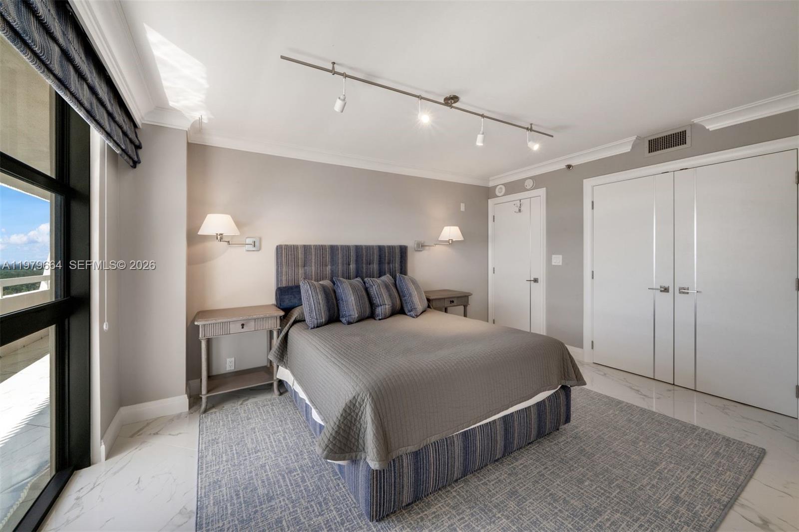 TOWERS OF QUAYSIDE CONDO - Residential