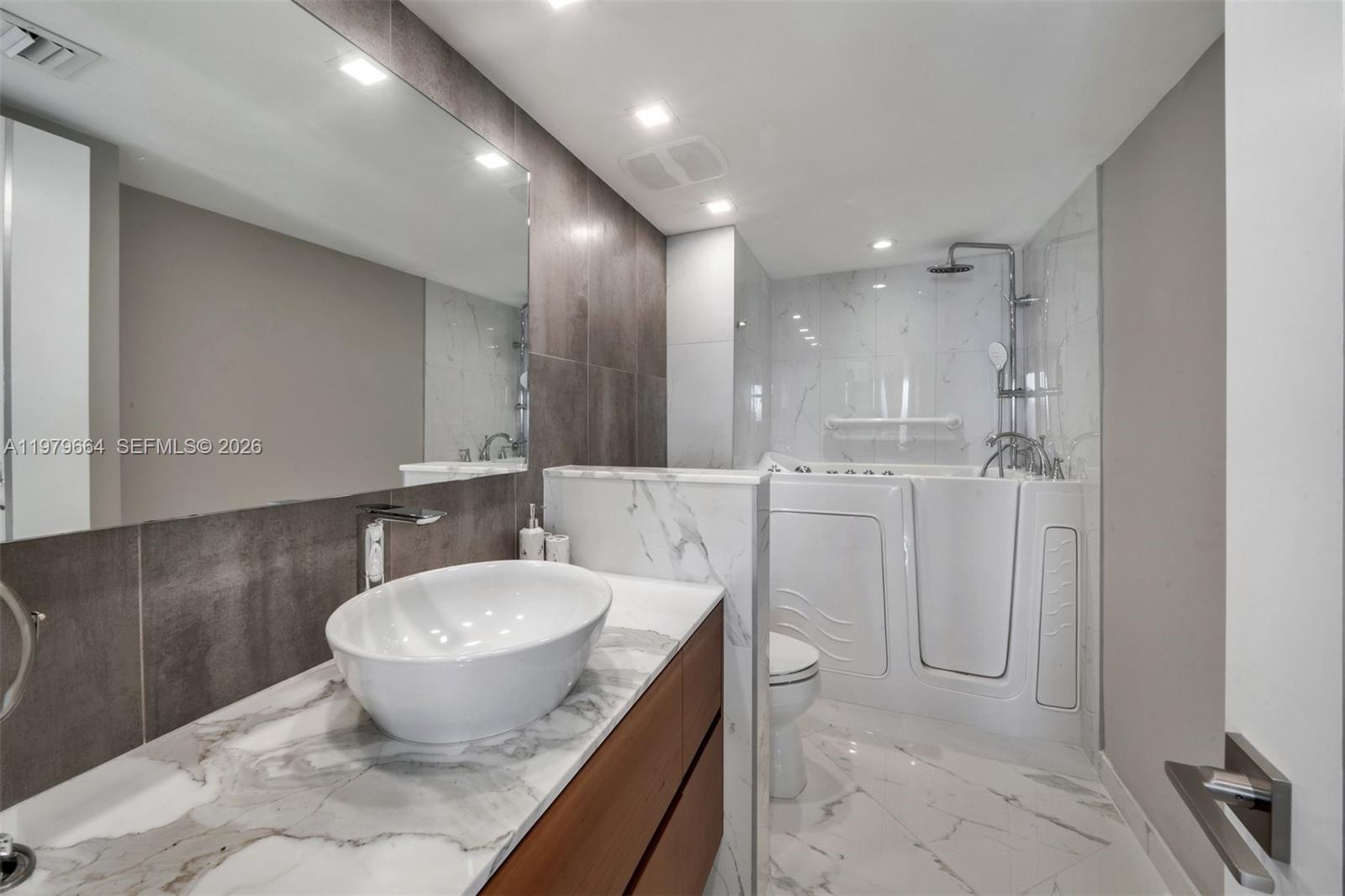 TOWERS OF QUAYSIDE CONDO - Residential