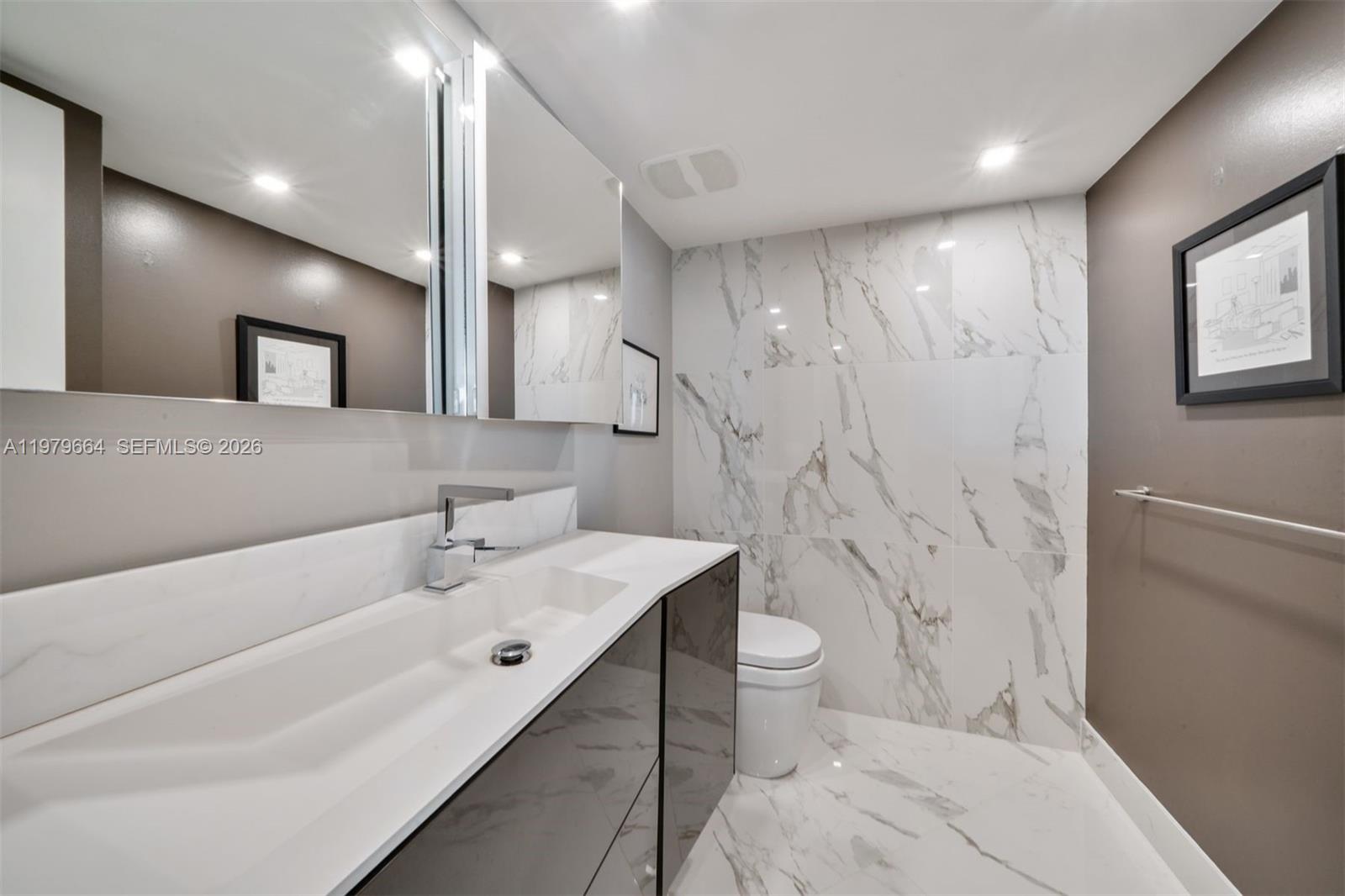 TOWERS OF QUAYSIDE CONDO - Residential