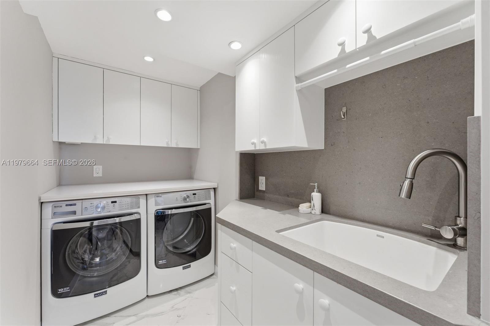 TOWERS OF QUAYSIDE CONDO - Residential