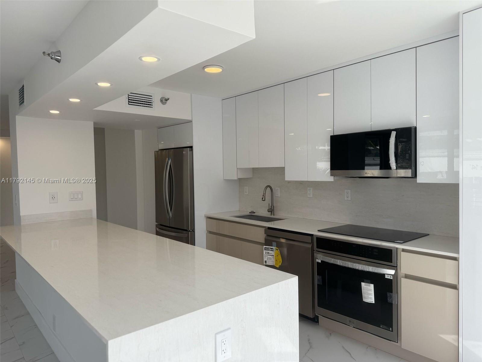 Rental Property at 19101 Ne 36th Ct 206, Aventura, Miami-Dade County, Florida - Bedrooms: 2 
Bathrooms: 2  - $5,600 MO.