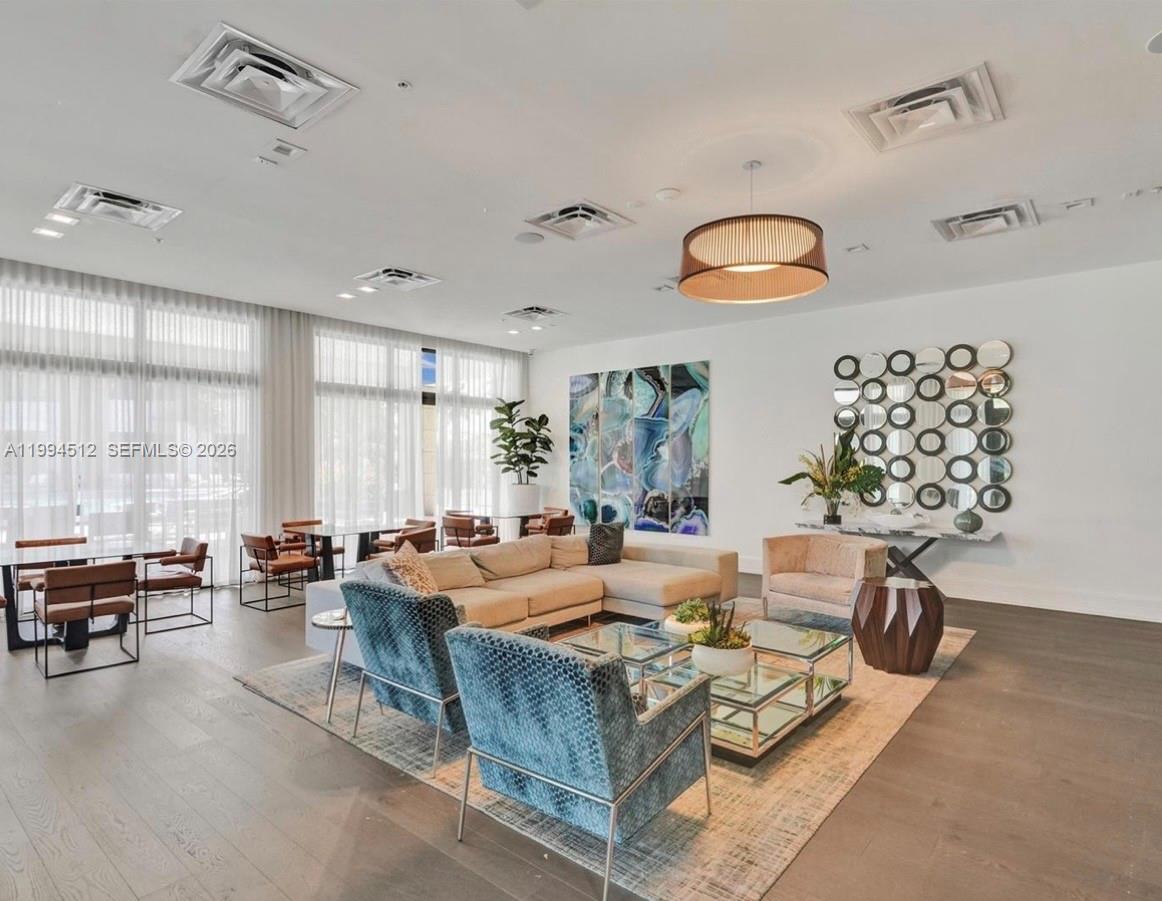 DOWNTOWN DORAL SOUTH PHAS - Residential