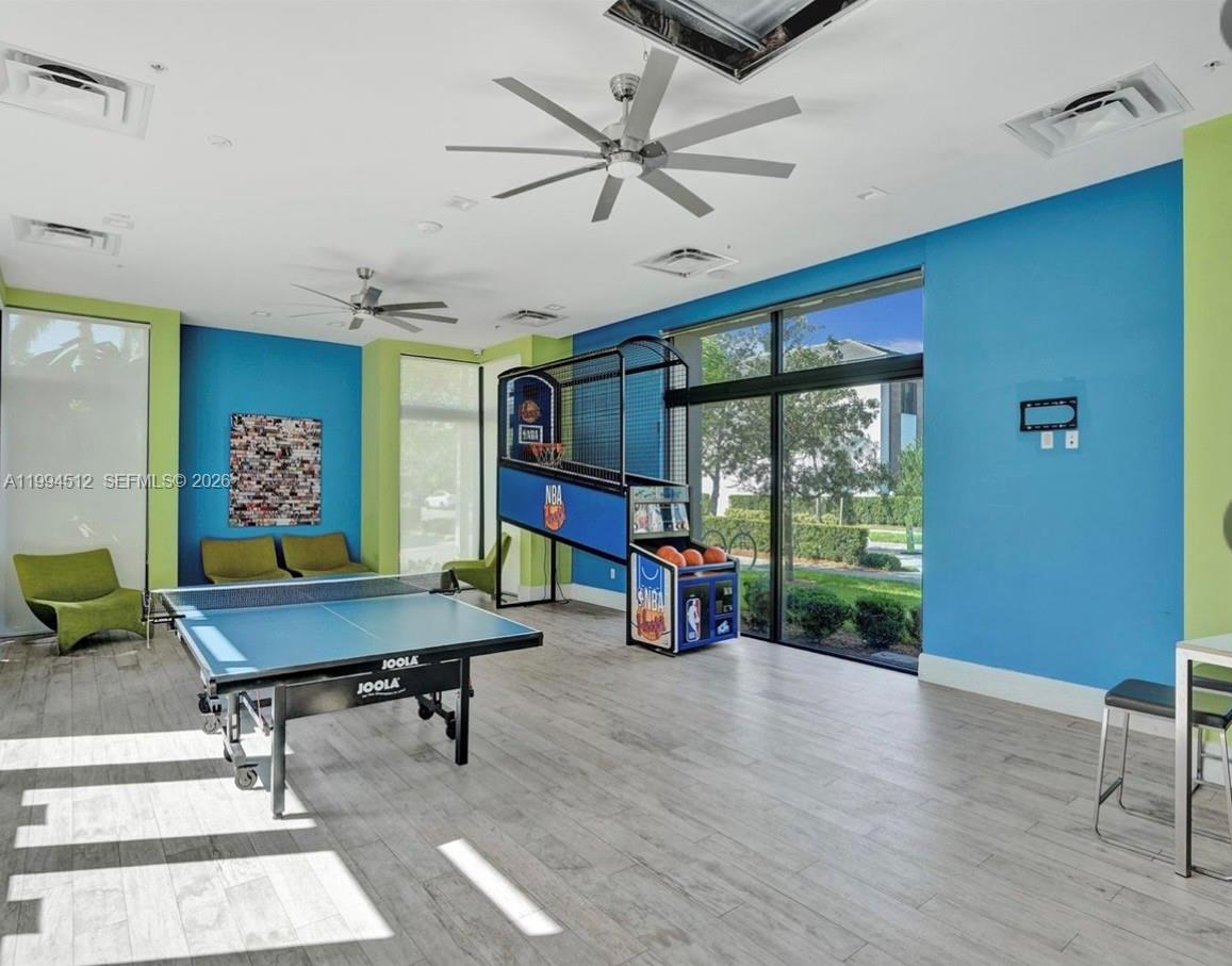 DOWNTOWN DORAL SOUTH PHAS - Residential