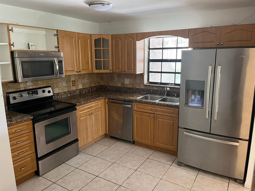 Charming 3-bedroom unit in a beautiful and peaceful complex in Welleby. Ideal for both homeowners and investors, with leasing allowed. Conveniently located near restaurants, shopping centers, and schools. Contact L.A. for showings.