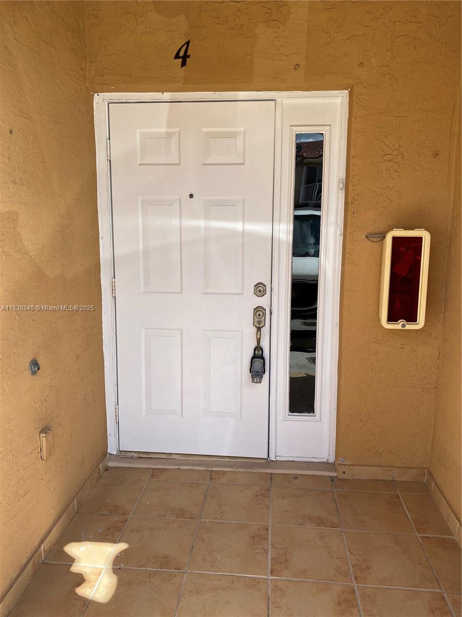 Beautiful townhouse 3 bedroom 2.5 bathrooms. Spacious wooden kitchen with marble countertop, SS apliances. Large backyard. Porcelain and laminate flooring entire house.
In-unit laundry, 2 Parking spaces.