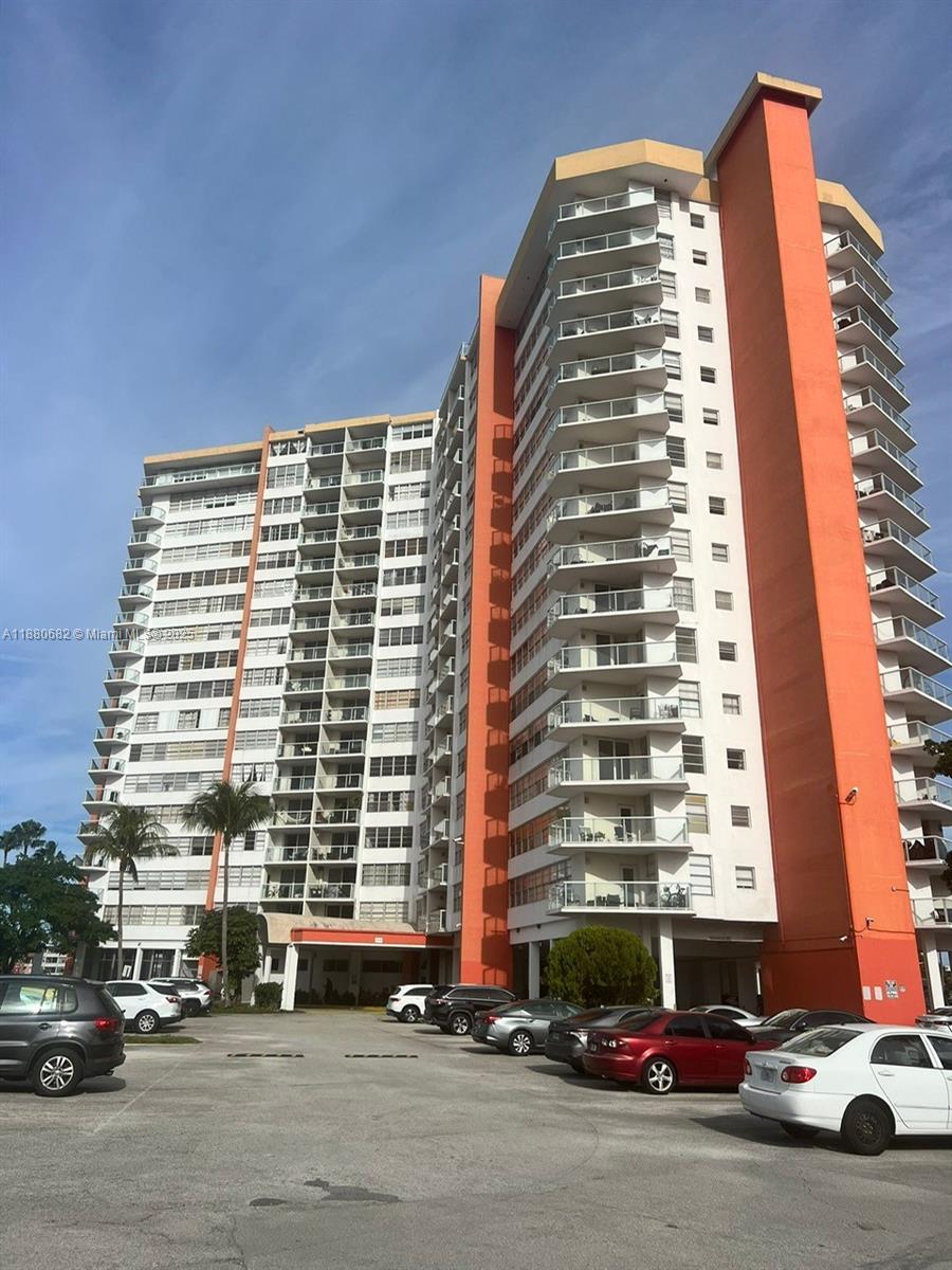Beautifully updated 1 bedroom 2 Bathrooms apartment in Buckley Towers! This spacious second floor unit features an open kitchen with newer stainless-steel appliances, two moderns updated - bathrooms, and a comfortable layout. Ideally located near major highways like 1-95 - 826 and Turnpike, Also Arentia Mall, shopping centers, and just minutes away from the Beach.
This home offers the perfect blend of style, comfort, and convenience.