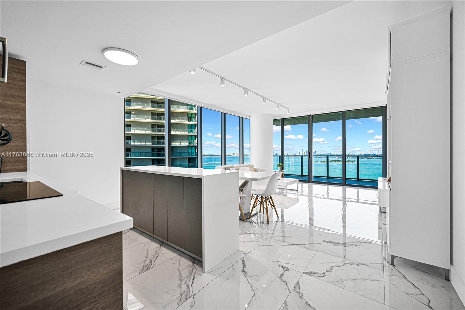 Rental Property at 650 Ne 32nd St 2007, Miami, Broward County, Florida - Bedrooms: 1 
Bathrooms: 2  - $4,900 MO.