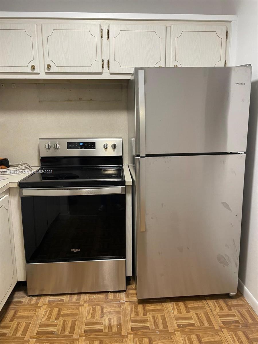 55+ SENIOR COMMUNITY. Nice 1B + 1B in 2nd-floor condo. Beautiful and cozy apartment. Laminate floor, very spacious bedroom, in excellent condition, 2 wall A/C, ceiling fans. Stainless Steal Appliances. Enjoy the park-like setting, lovely garden view, Walking distance to community pool, bus stop. Near shopping, beaches, famous Palm Beach. Enjoy wonderful amenities, heated indoor Olympic size indoor pool, professional exercise room, entertainment, theater, classes, card room, clubs, billiards, tennis, social activities and more!
