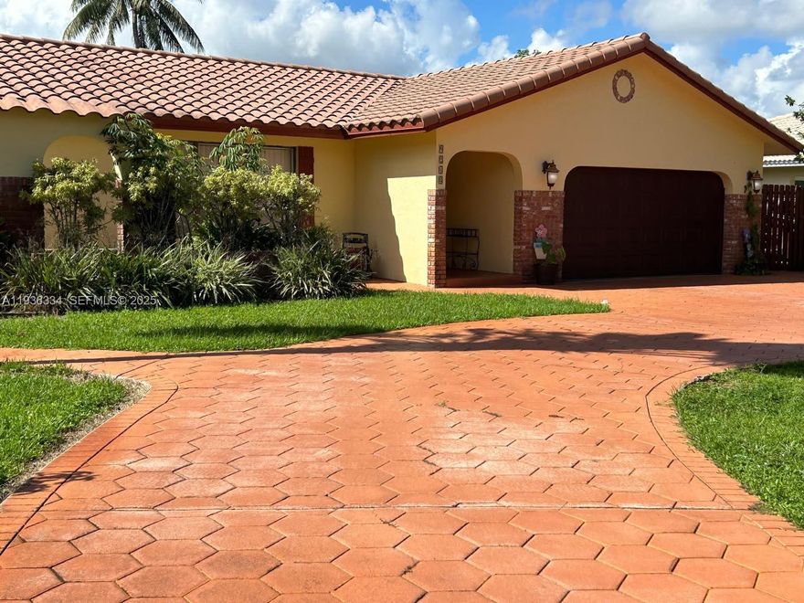 Beautiful single family home with pool and enclosed backyard patio! Located in the best area of Coral Springs! Close to the best restaurants, shopping Center, Downtown Coral Springs, main roads and highways.  The house offer  Many fruit trees in the backyard. No HOA Approval! FIRST MONTH AND 1 DEPOSIT ONLY! House available Feb 23