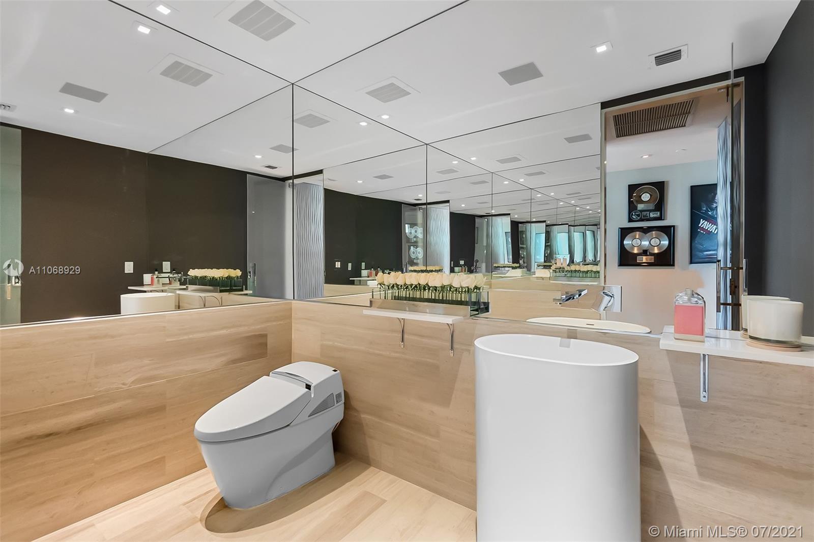 PARAMOUNT BAY CONDO - Residential