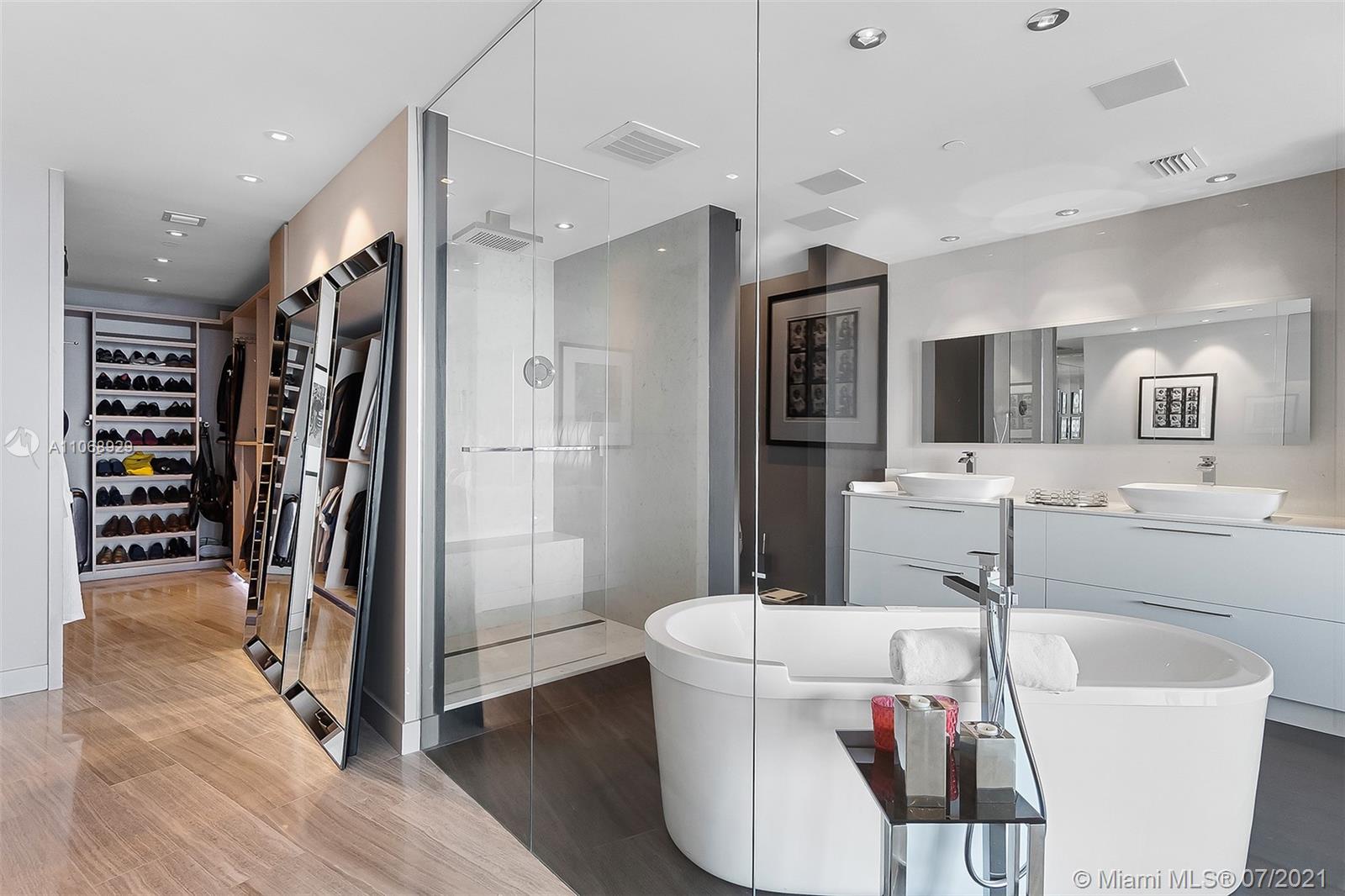 PARAMOUNT BAY CONDO - Residential